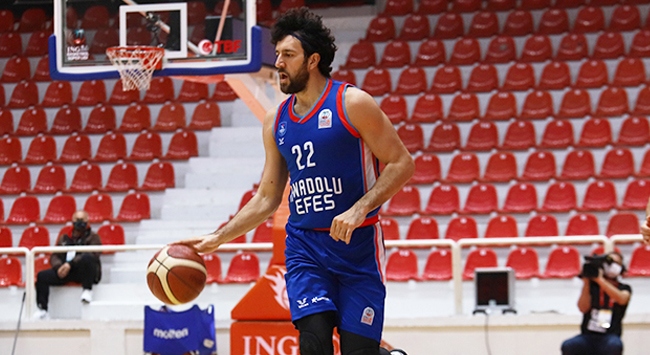 Anadolu Efes erteleme maçında kazandı