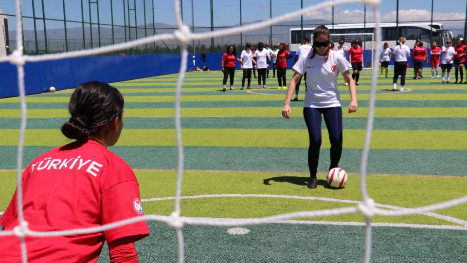 Görme engelli kadın futbolcular yeşil sahada